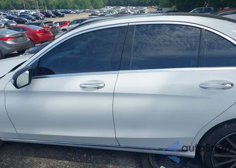 2015 Mercedes-Benz C 300 4Matic/Luxury 4Matic/Sport 4Matic z USA, uszkodzony, nr VIN 55SWF4KB5FU049007